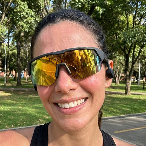 Cliente usando gafas open-ear