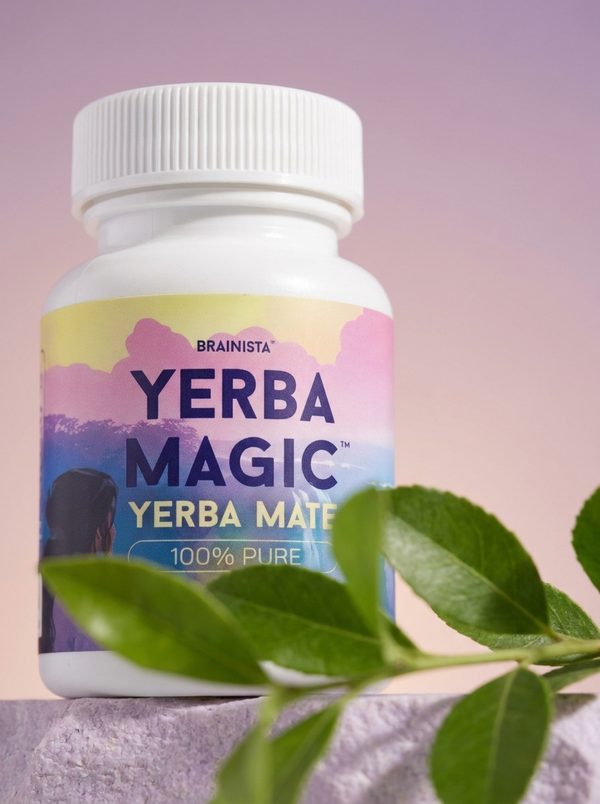 Detalle del frasco de Yerba Magic con hojas de yerba mate